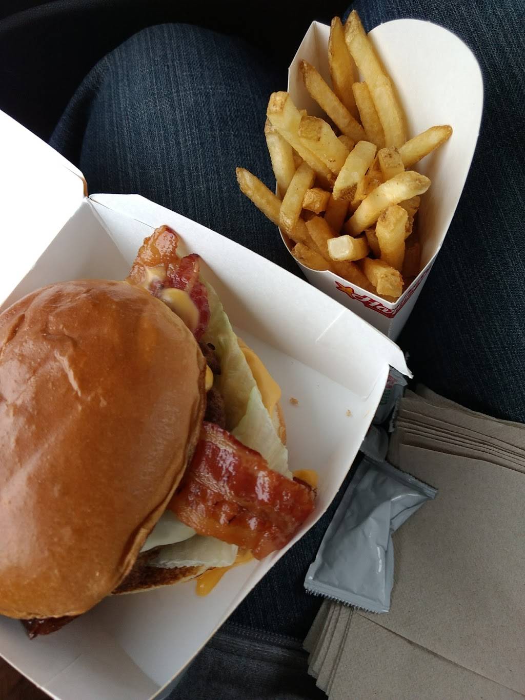 Hardees | restaurant | 589 IN-39 Bypass, Martinsville, IN 46151, USA | 7653425811 OR +1 765-342-5811