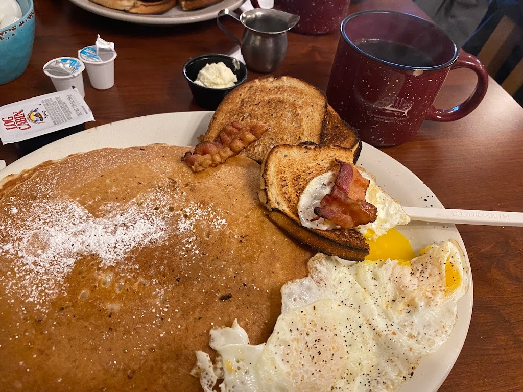 Ernies Restaurant | restaurant | 212 Water St, New Shoreham, RI 02807, USA | 4012079231 OR +1 401-207-9231