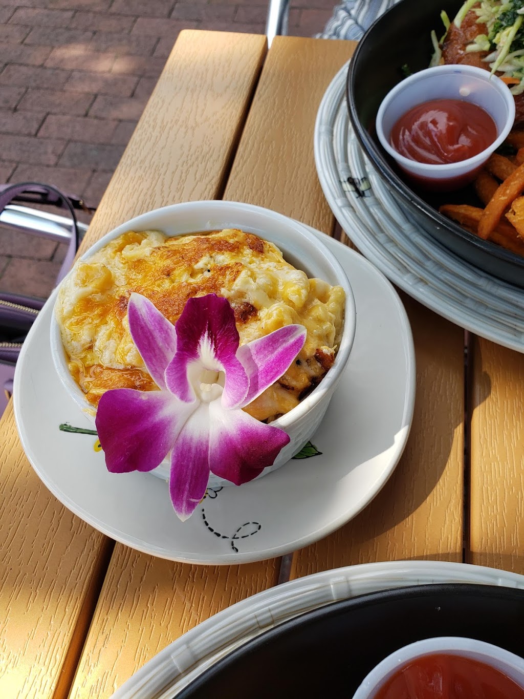 The Bee Tavern | restaurant | 29 Center St, Middletown, NY 10940, USA | 8454674138 OR +1 845-467-4138