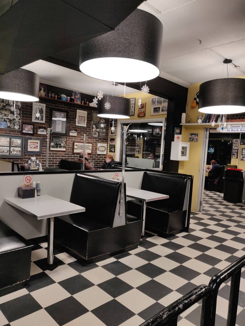 Hutch’s on the Beach | restaurant | 280 Van Wagners Beach Rd, Hamilton, ON L8E 3L8, Canada | 9055455508 OR +1 905-545-5508