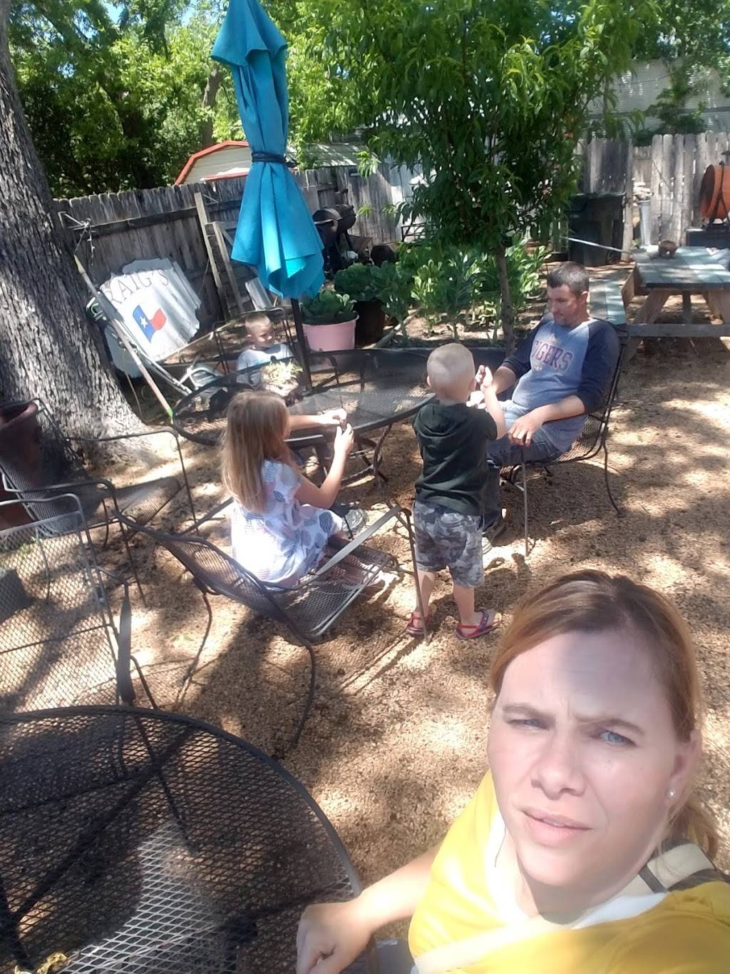 Gueros Backyard | restaurant | 1202 N Austin St, Seguin, TX 78155, USA | 8304334281 OR +1 830-433-4281