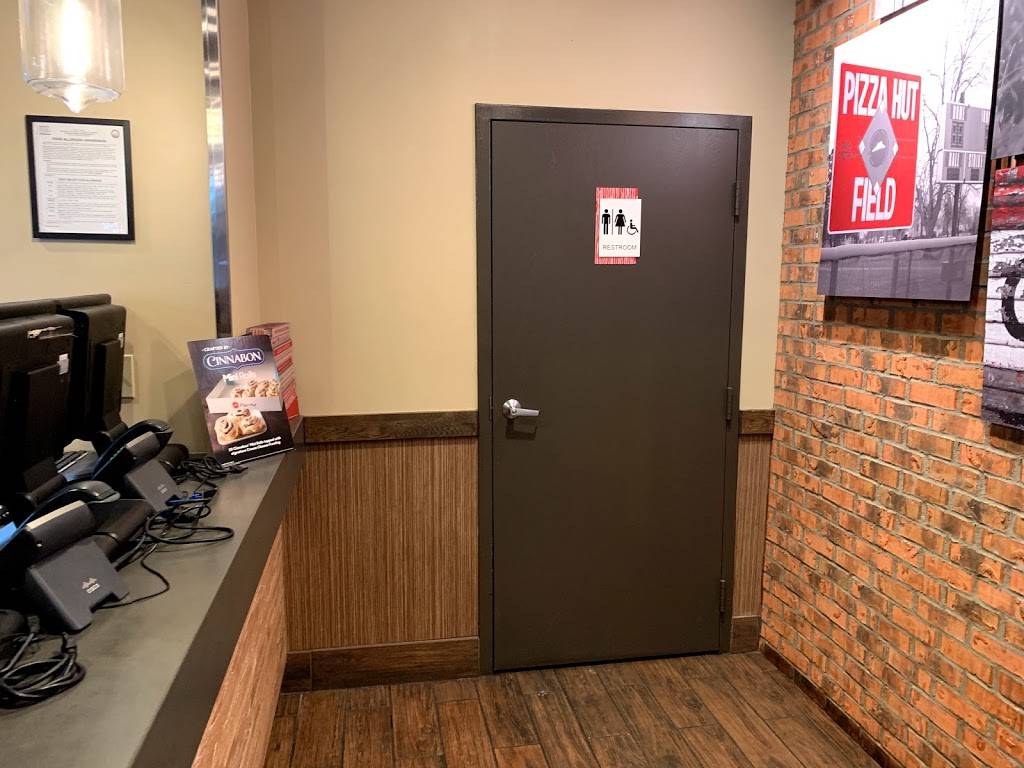 Pizza Hut | meal delivery | 718 N Federal Hwy, Hallandale Beach, FL 33009, USA | 9544588800 OR +1 954-458-8800