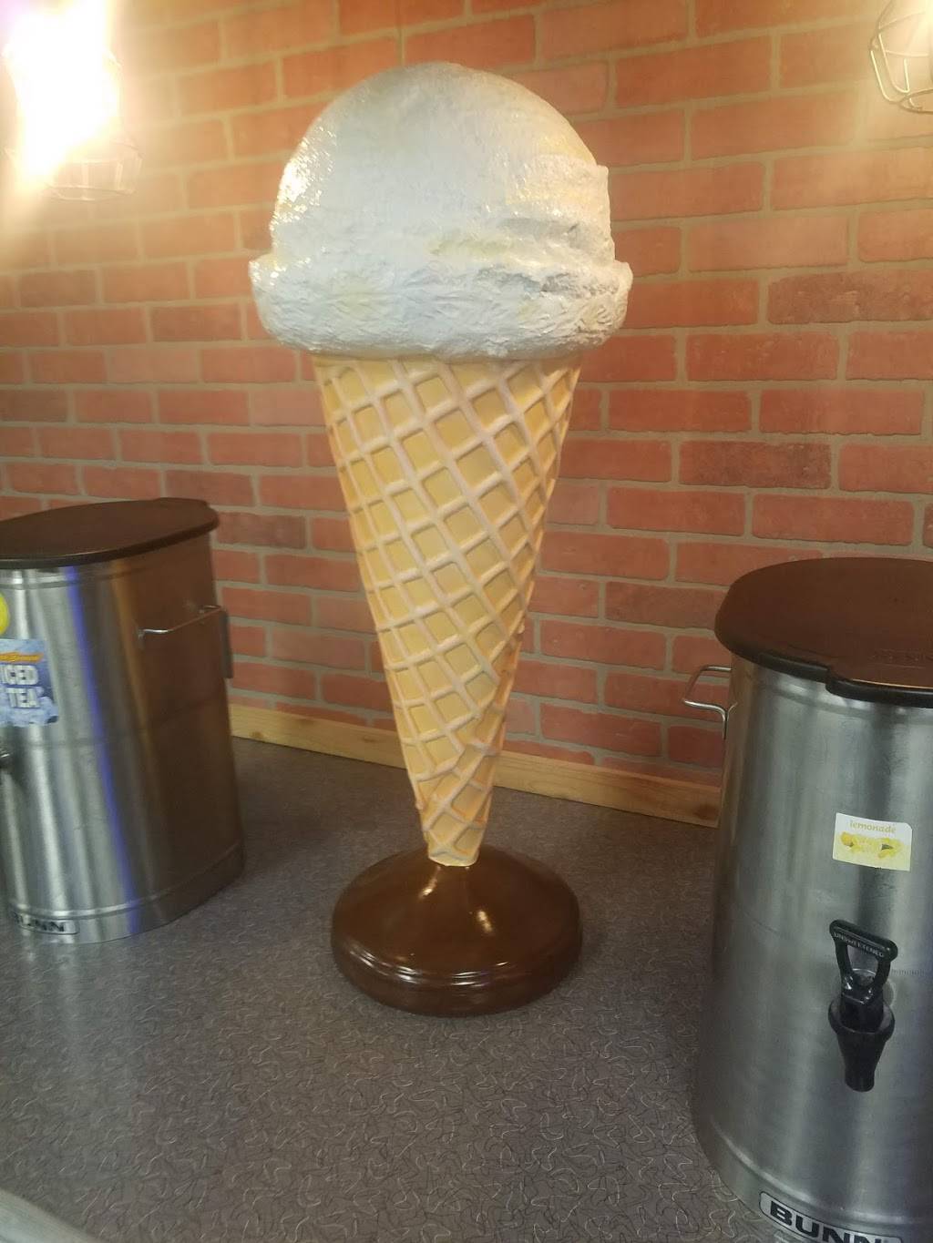 The Burger Garage & Ice Cream Shop | restaurant | 101 North Old, US-81, Hesston, KS 67062, USA | 3162833000 OR +1 316-283-3000