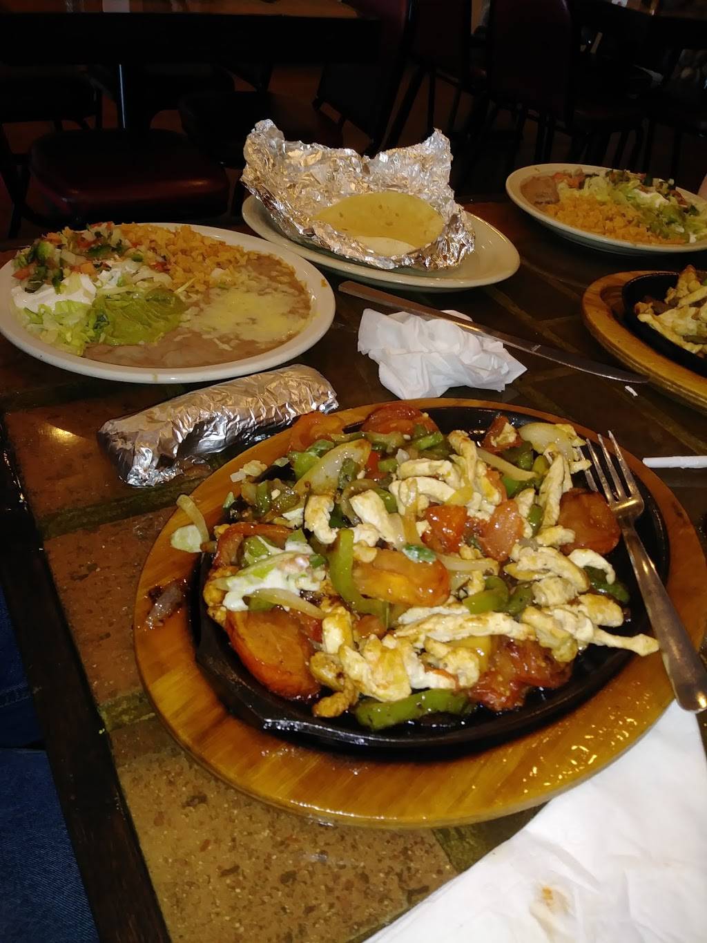 El Beso | restaurant | 2993 South Grove Boulevard, Bargersville, IN 46106, USA | 3175353355 OR +1 317-535-3355