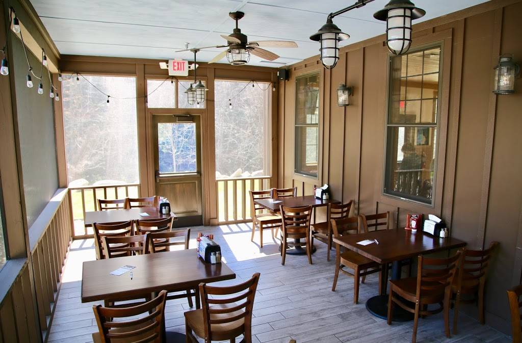 Mamas Chicken Kitchen | restaurant | 1244 East Pkwy, Gatlinburg, TN 37738, USA | 8654121333 OR +1 865-412-1333