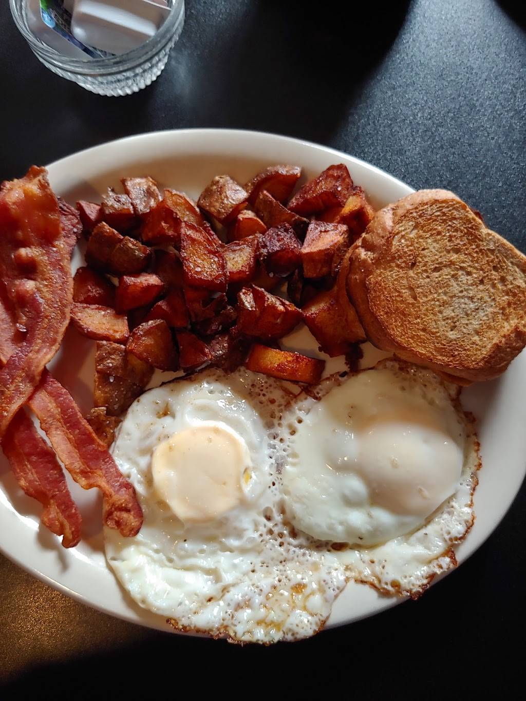 Loose Wheel Supper Club | restaurant | 302 W Main St, Hortonville, WI 54944, USA | 9207793040 OR +1 920-779-3040