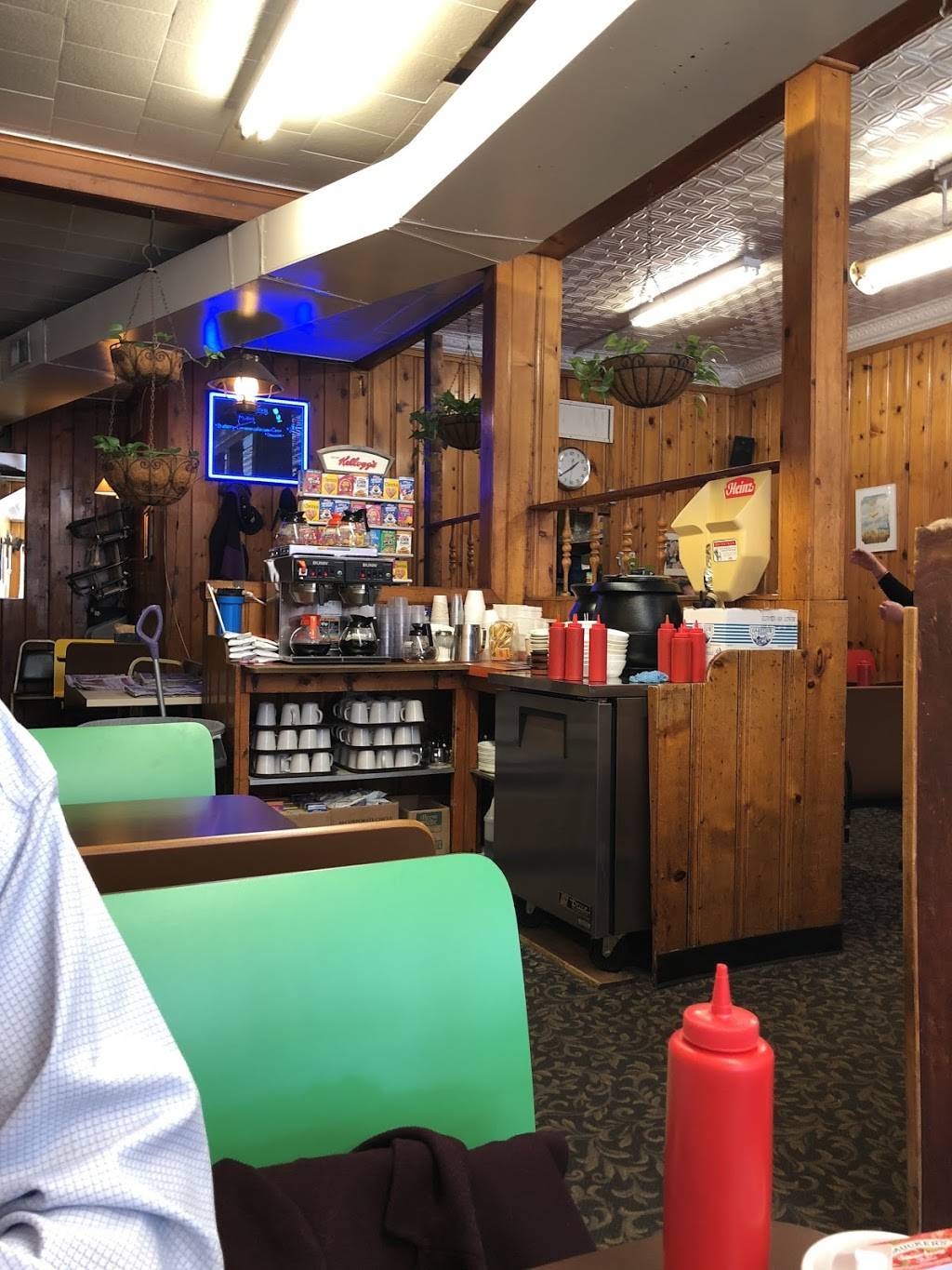 Comptons Restaurant | restaurant | 457 Broadway, Saratoga Springs, NY 12866, USA | 5185849632 OR +1 518-584-9632