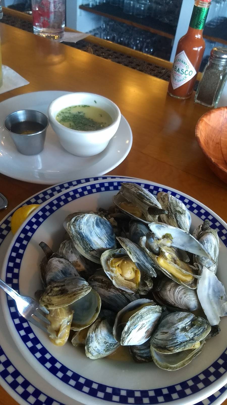 Dockside Bar & Grill | restaurant | 26 Bay St, Sag Harbor, NY 11963, USA | 6317257100 OR +1 631-725-7100