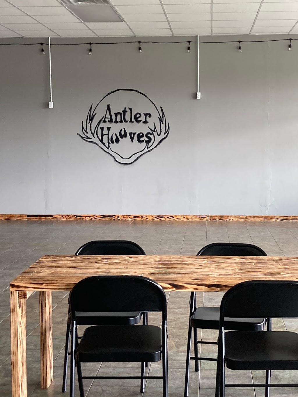 Antler Hooves | restaurant | 240 W Mills Ave Ste 107, Breaux Bridge, LA 70517, USA | 3374416557 OR +1 337-441-6557