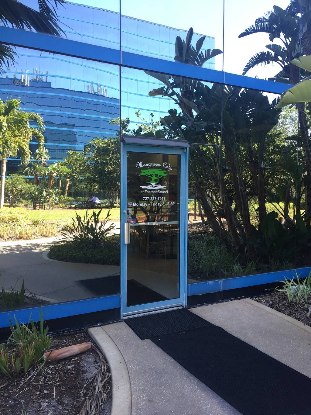 Mangroves Cafe at Feather Sound | cafe | 13577 Feather Sound Dr, Clearwater, FL 33762, USA | 7278277917 OR +1 727-827-7917