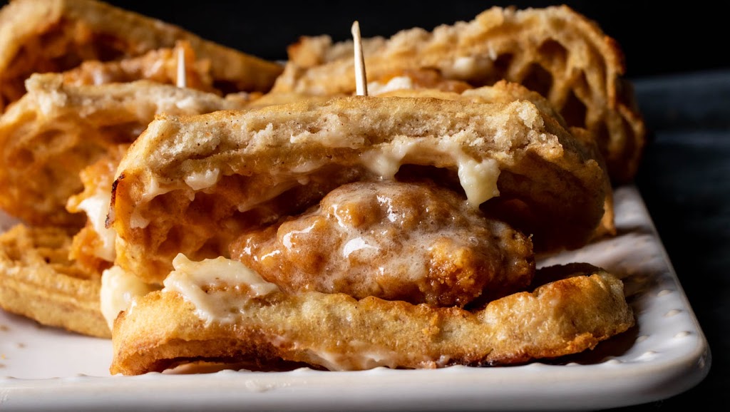 The Queenz Kitchen | restaurant | 16940 Ella Blvd, Houston, TX 77090, USA | 8323804176 OR +1 832-380-4176