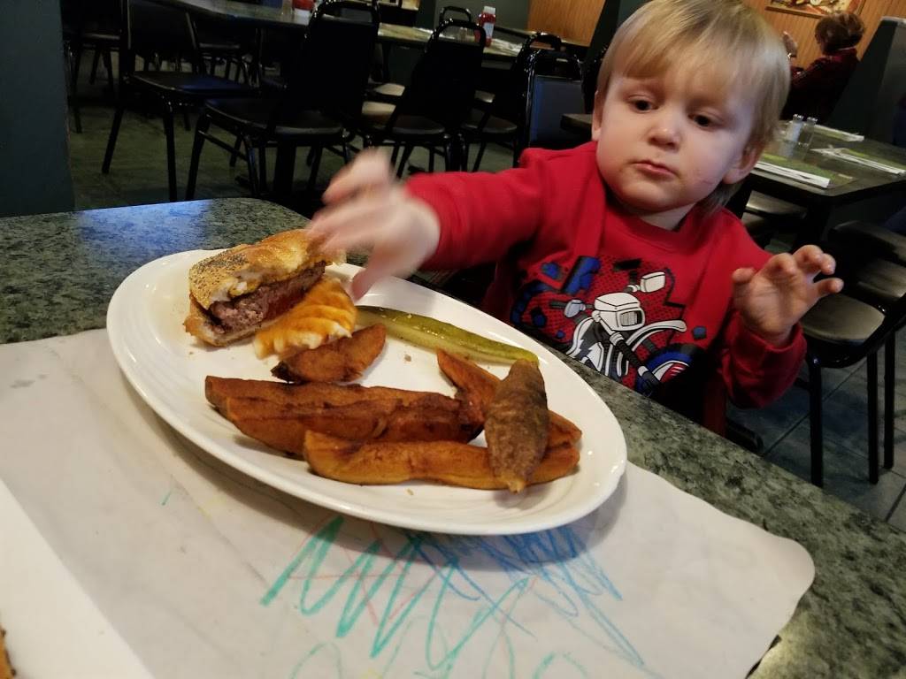 Howards Cafe | restaurant | 2254, 404 S Service Rd, Patchogue, NY 11772, USA | 6317586161 OR +1 631-758-6161