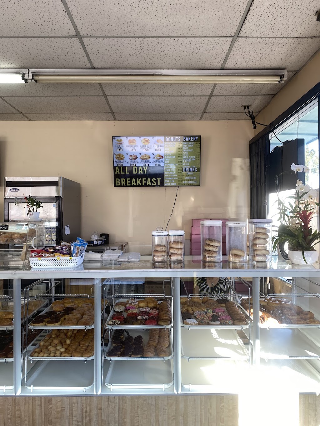 Jons Donuts | bakery | 507 W Willow St, Long Beach, CA 90806, USA | 5629800042 OR +1 562-980-0042