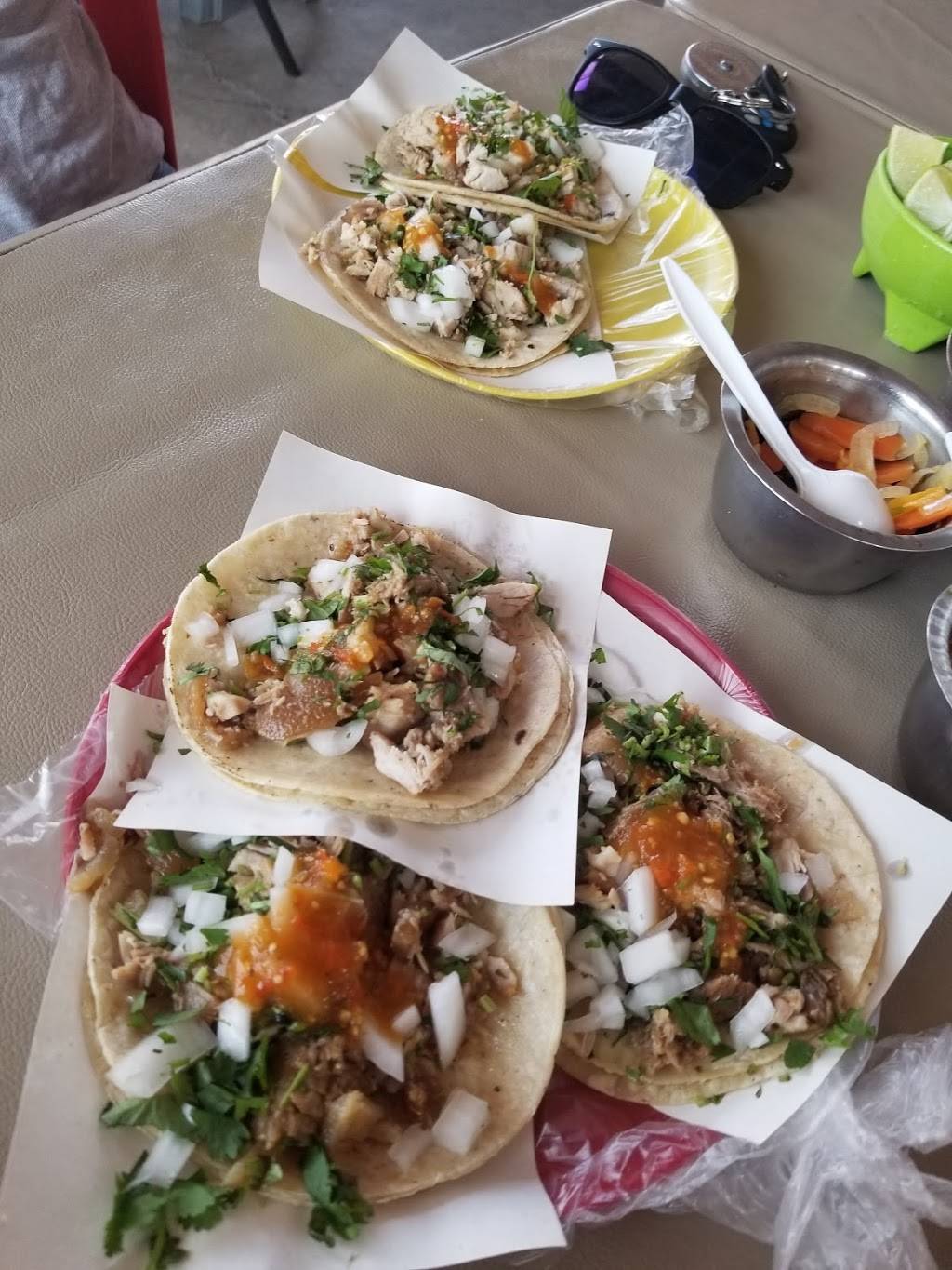 Carnitas Los 3 Cochinitos | restaurant | Blvd. Casa Blanca 5530, Matamoros Norte-Centro-Sur, Americas Este y Oeste, 22215 Tijuana, B.C., Mexico | 016643855959 OR +52 664 385 5959