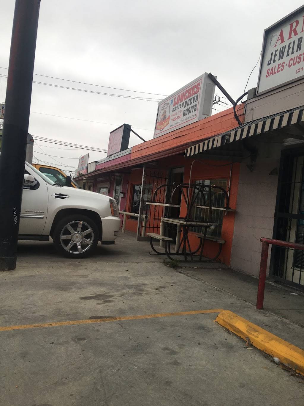 Lonches Estilo Nueva Rosita | restaurant | 2506 West Ave, San Antonio, TX 78201, USA | 2104003141 OR +1 210-400-3141