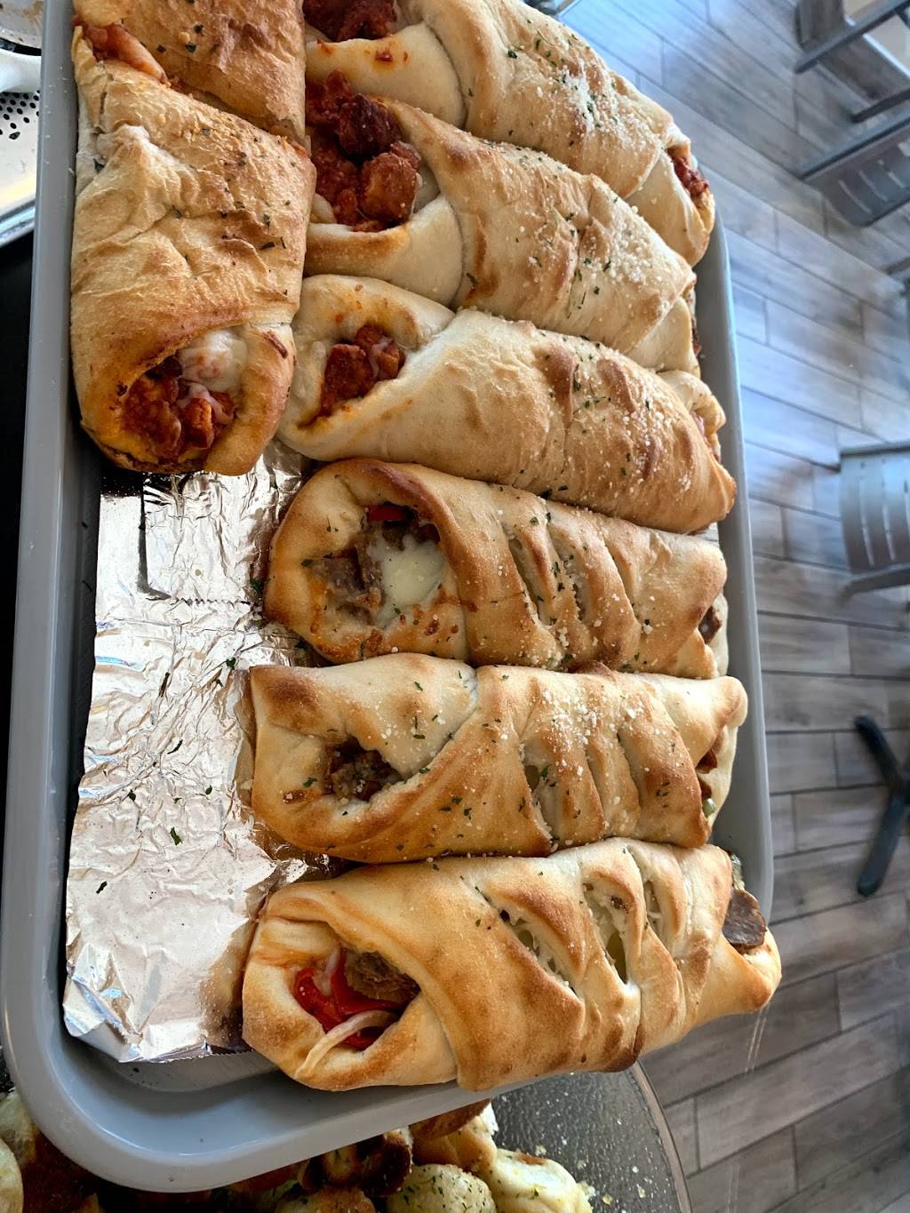 Valentino’s Pizzeria & Restaurant | restaurant | 6402 Trading Square, Haymarket, VA 20169, USA | 7034453130 OR +1 703-445-3130