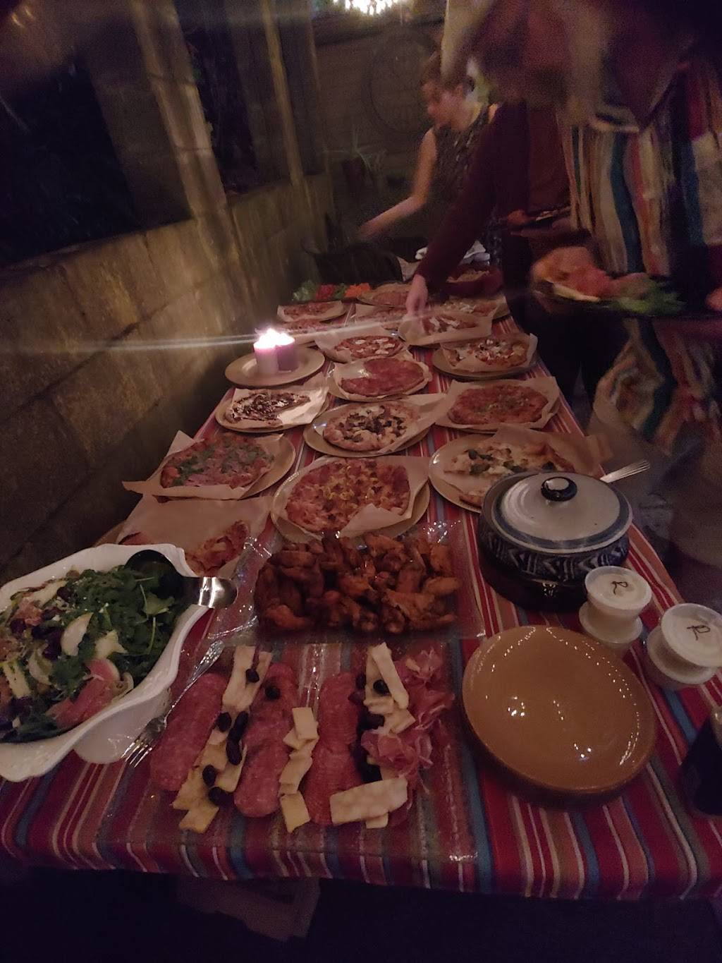 Pizza Wings & Rock ’n Roll | restaurant | 8436 N Ivanhoe St, Portland, OR 97203, USA | 5032858033 OR +1 503-285-8033