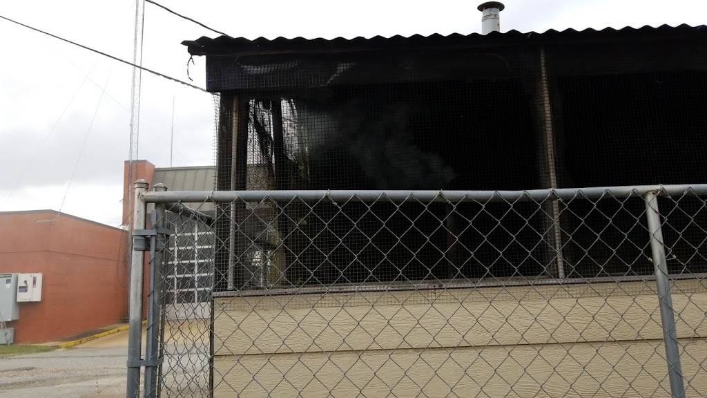 Yanks Famous Barbeque | restaurant | 213 E Main St, Blytheville, AR 72315, USA | 8707622935 OR +1 870-762-2935