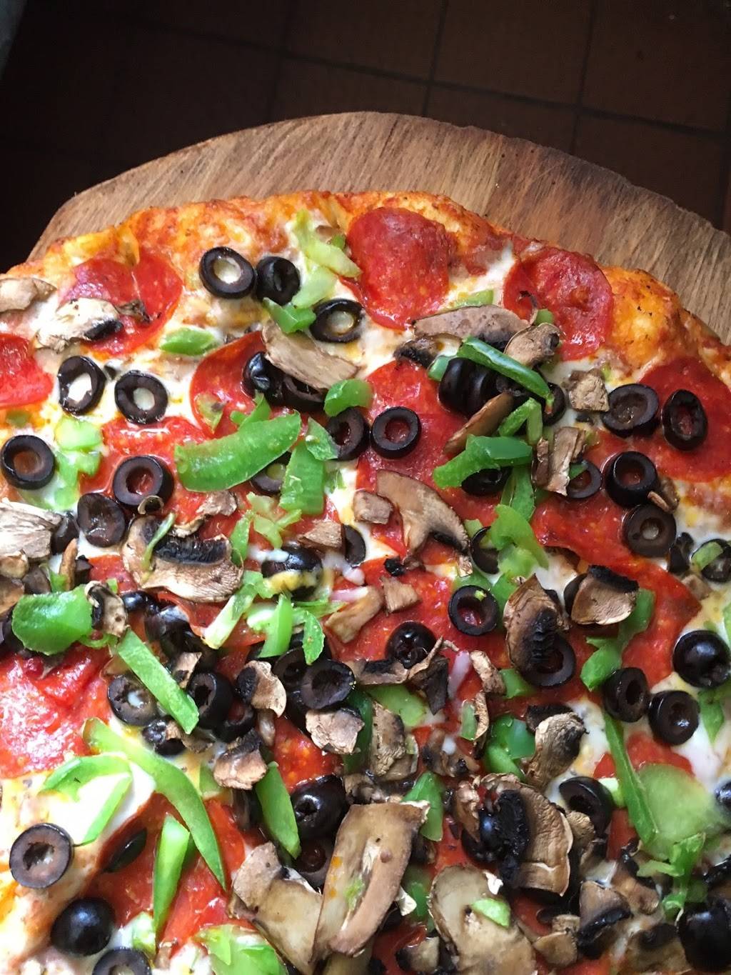 Me-n-Eds Pizzeria | restaurant | 4124 S Mooney Blvd, Visalia, CA 93277, USA | 5596255626 OR +1 559-625-5626