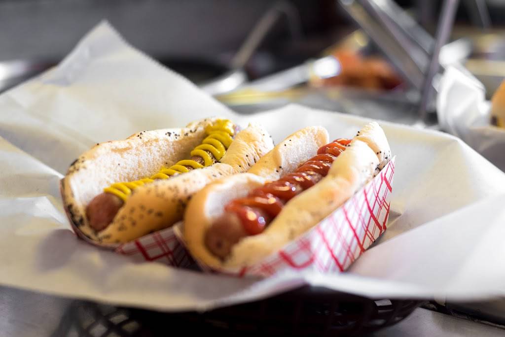 Skippers Pub & Top Deck | restaurant | 121 E High St, Oxford, OH 45056, USA | 5135230066 OR +1 513-523-0066