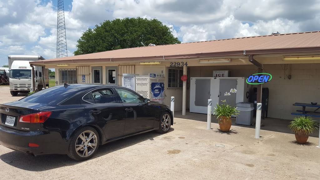 Krafts Country Store | restaurant | 22934 FM 762 Rd, Needville, TX 77461, USA | 9795533275 OR +1 979-553-3275