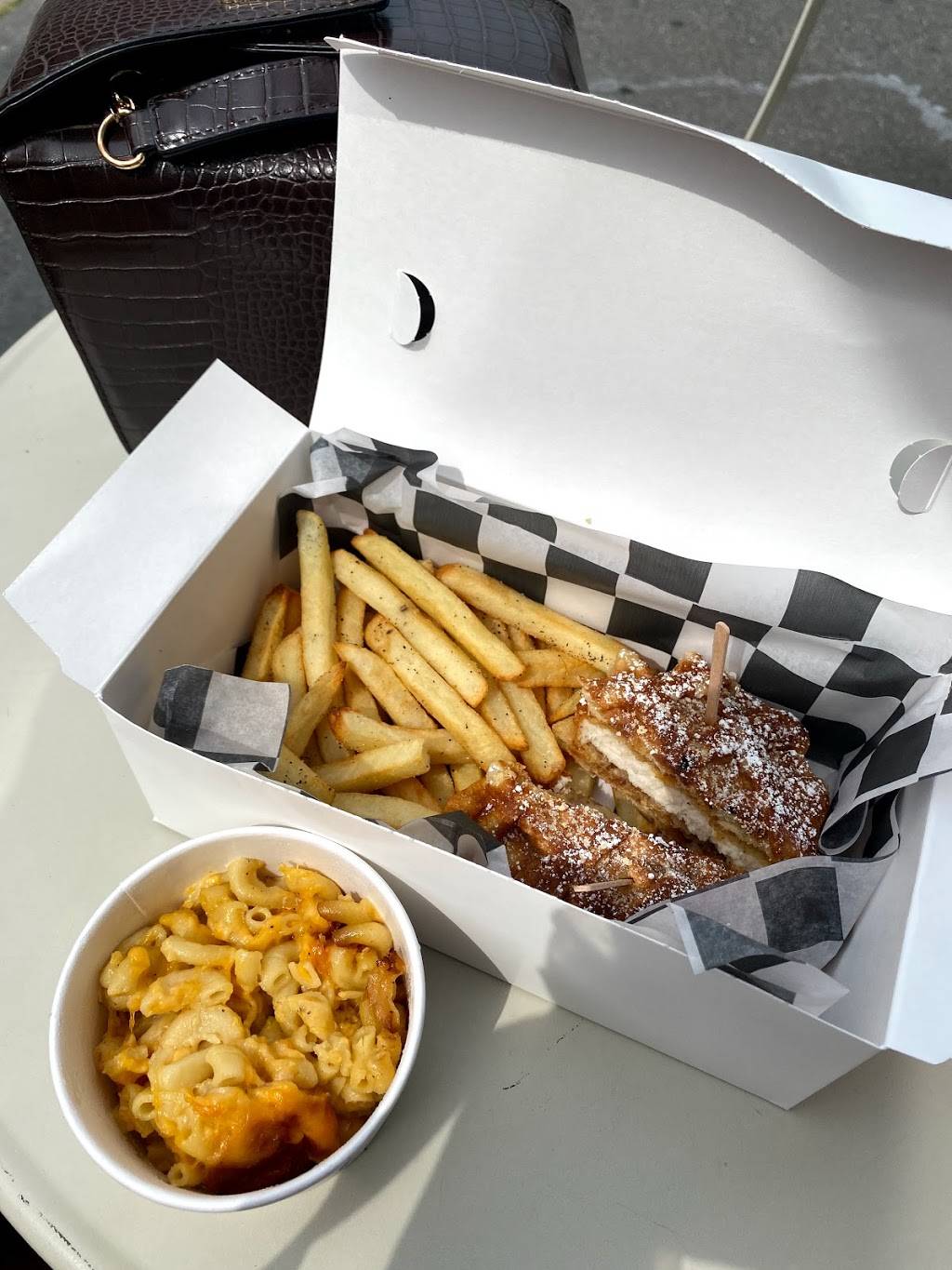 Champs Chics & Waffles | restaurant | 688 Bergen Ave, Jersey City, NJ 07304, USA | 2013335658 OR +1 201-333-5658