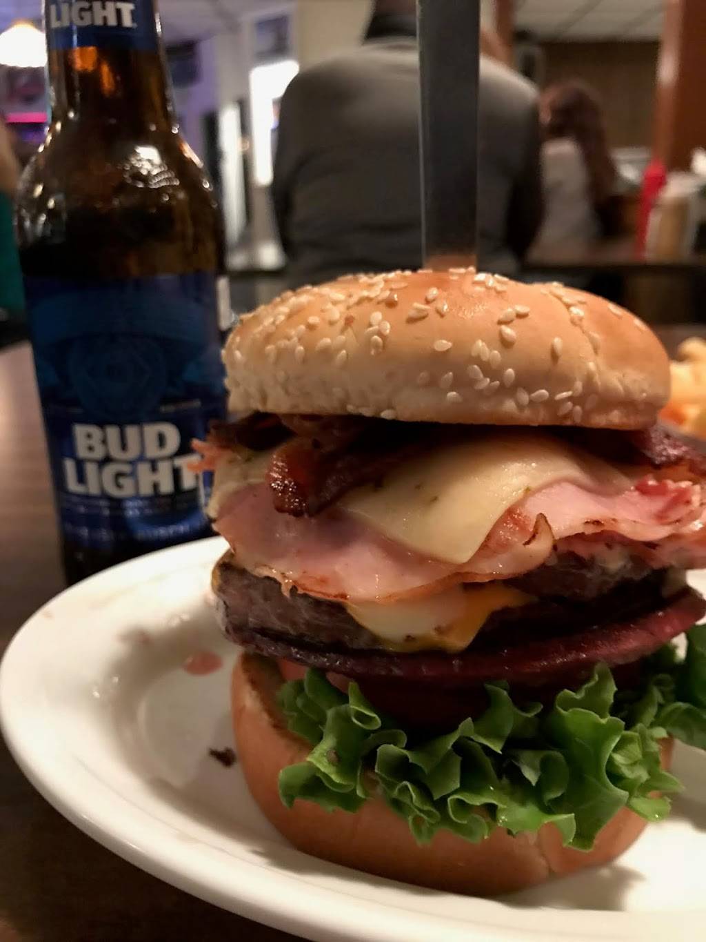 The Village Green Bar & Grill | restaurant | 7508 Hubbard Ave, Middleton, WI 53562, USA | 6088319962 OR +1 608-831-9962