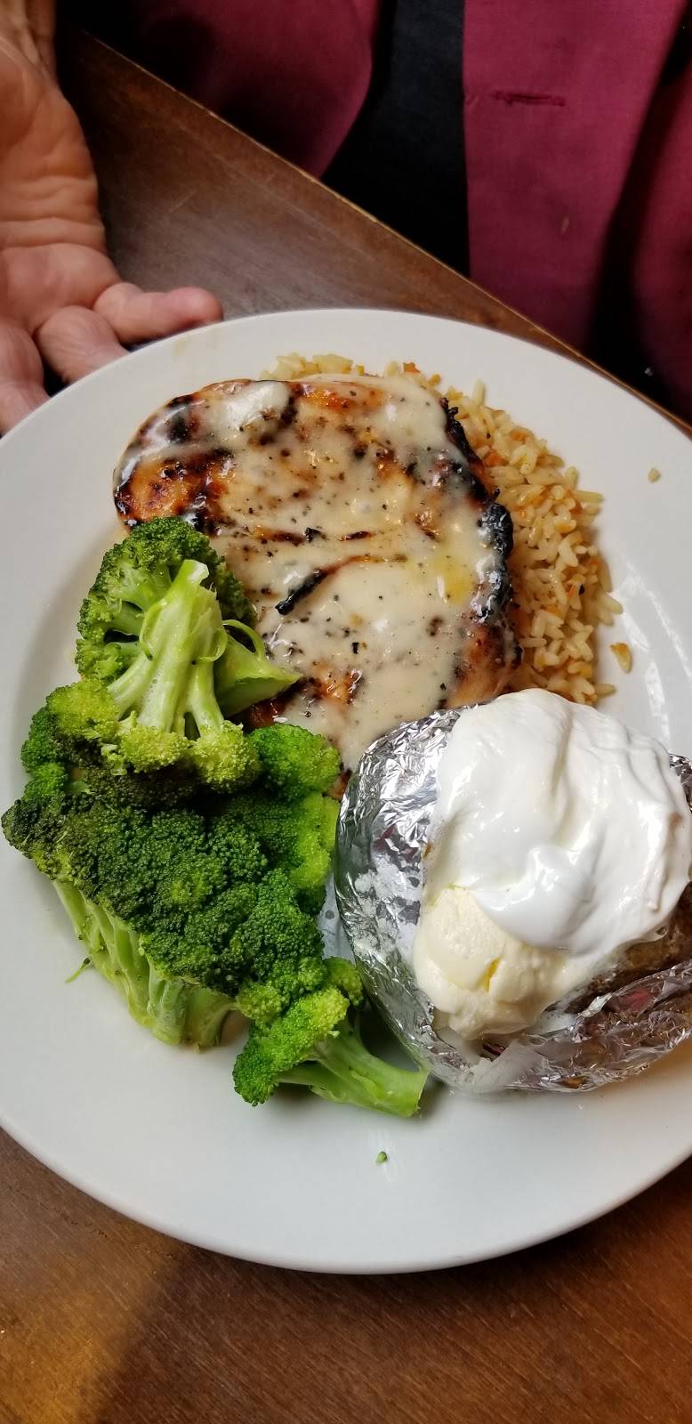 Logans Roadhouse | restaurant | 230 Cabela Dr, Triadelphia, WV 26059, USA | 3045471300 OR +1 304-547-1300