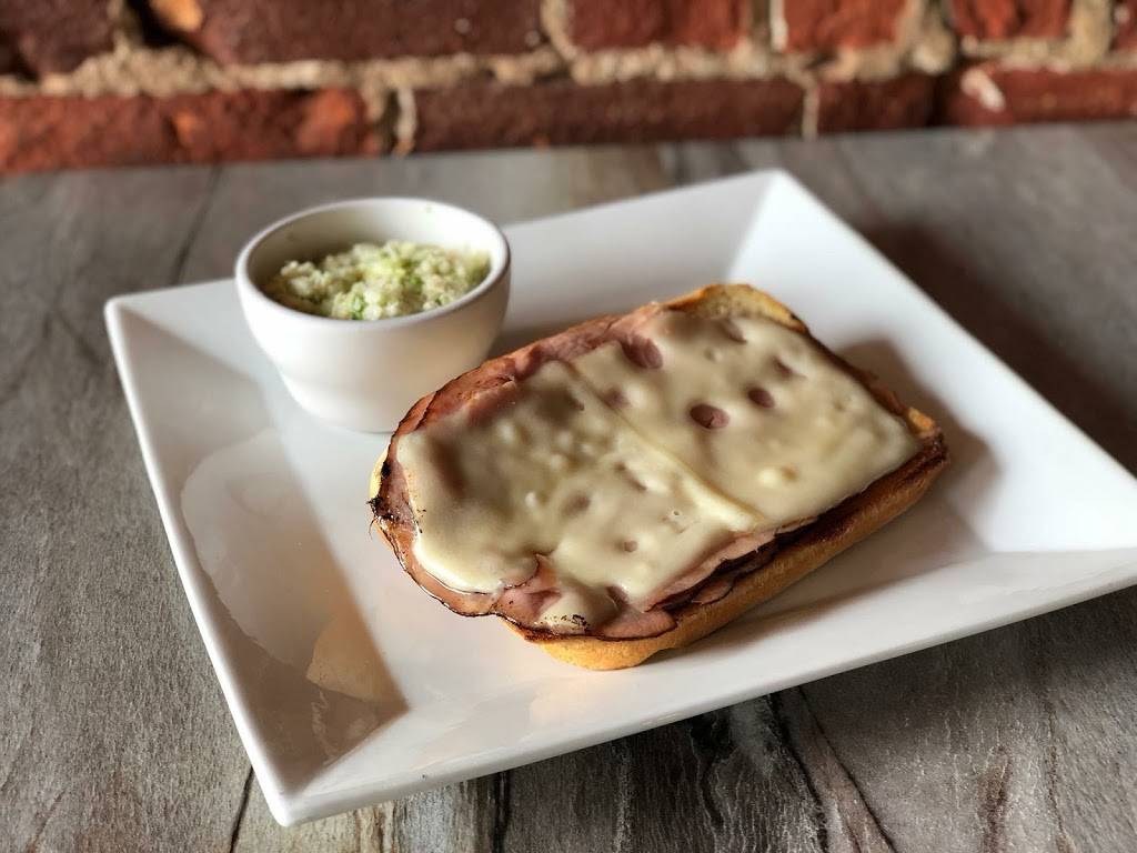 Raelyns Pub & Eatery | restaurant | 217 N State St, Geneseo, IL 61254, USA | 3099443437 OR +1 309-944-3437