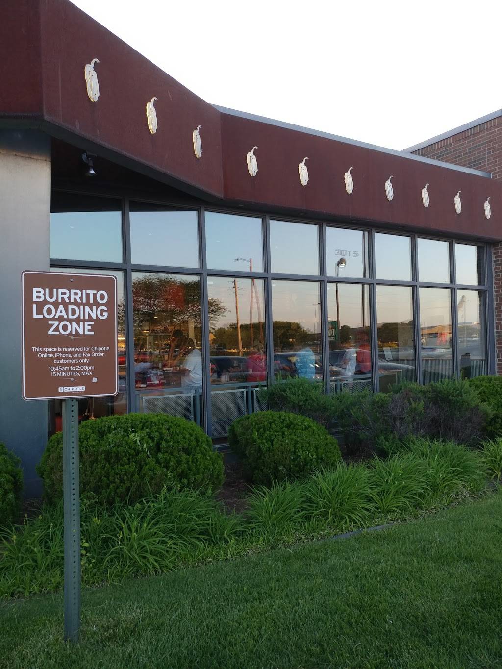 Chipotle Mexican Grill | restaurant | 3015 N Rock Rd, Wichita, KS 67226, USA | 3166313892 OR +1 316-631-3892
