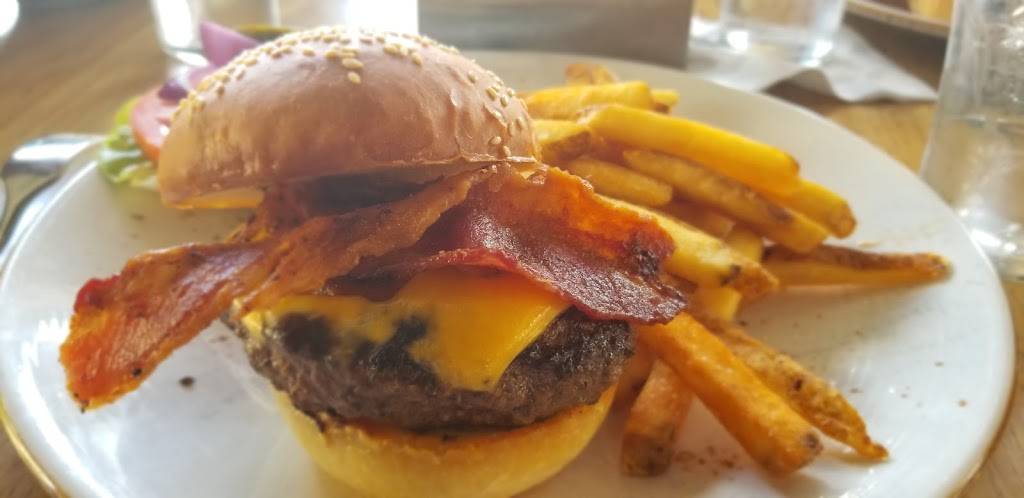 Meeting at Market | restaurant | 120 Market St, Charleston, SC 29401, USA | 8437247205 OR +1 843-724-7205