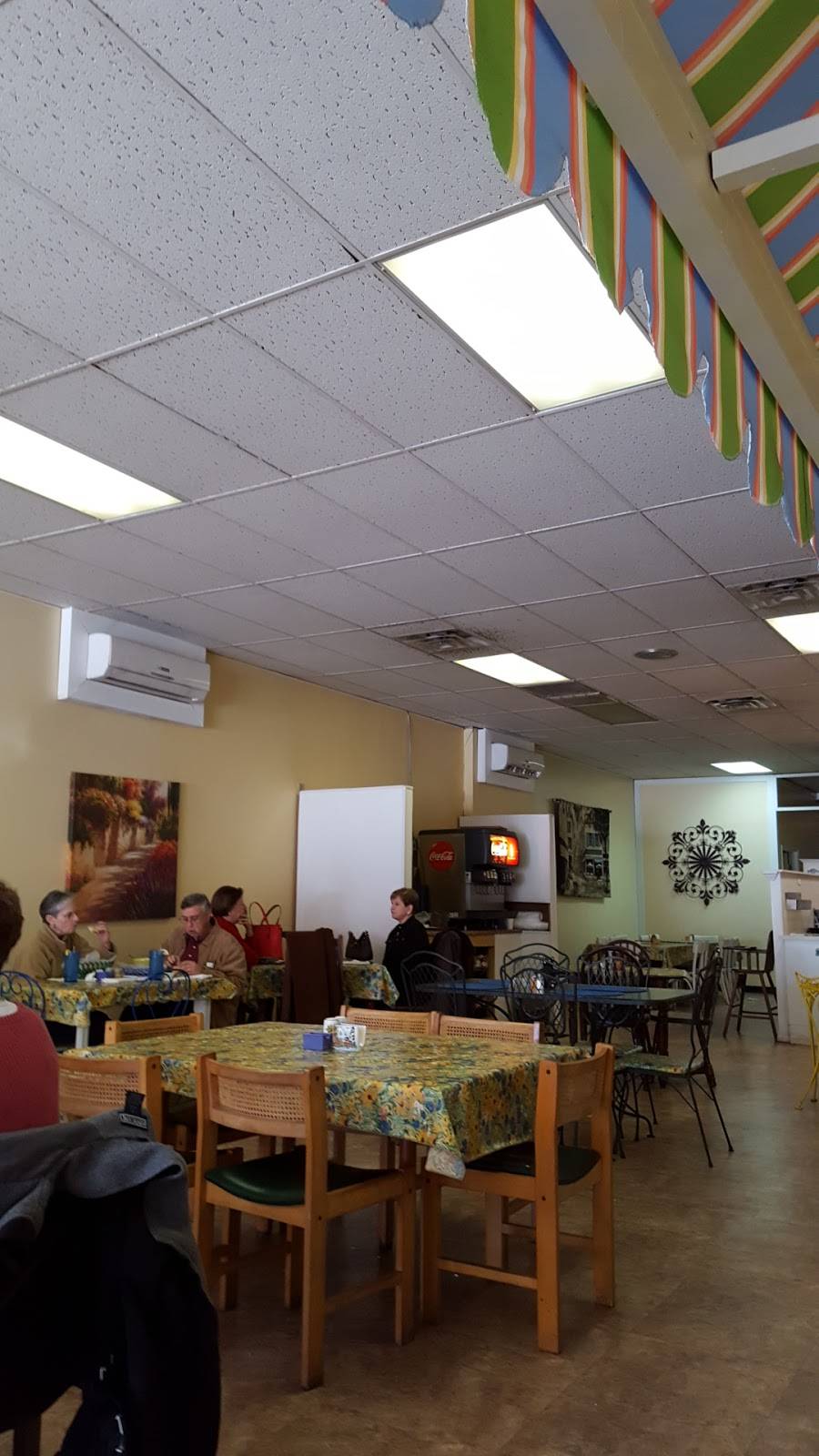 Cafe Royale | restaurant | 110 Court Sq E, Talladega, AL 35160, USA | 2563623681 OR +1 256-362-3681