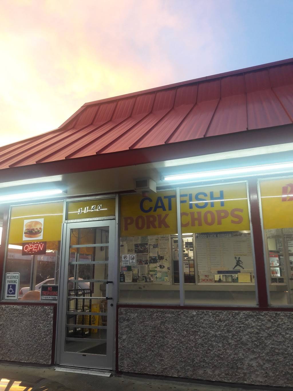 Good Luck Drive In | restaurant | 3140 E Ledbetter Dr, Dallas, TX 75216, USA | 2143713348 OR +1 214-371-3348