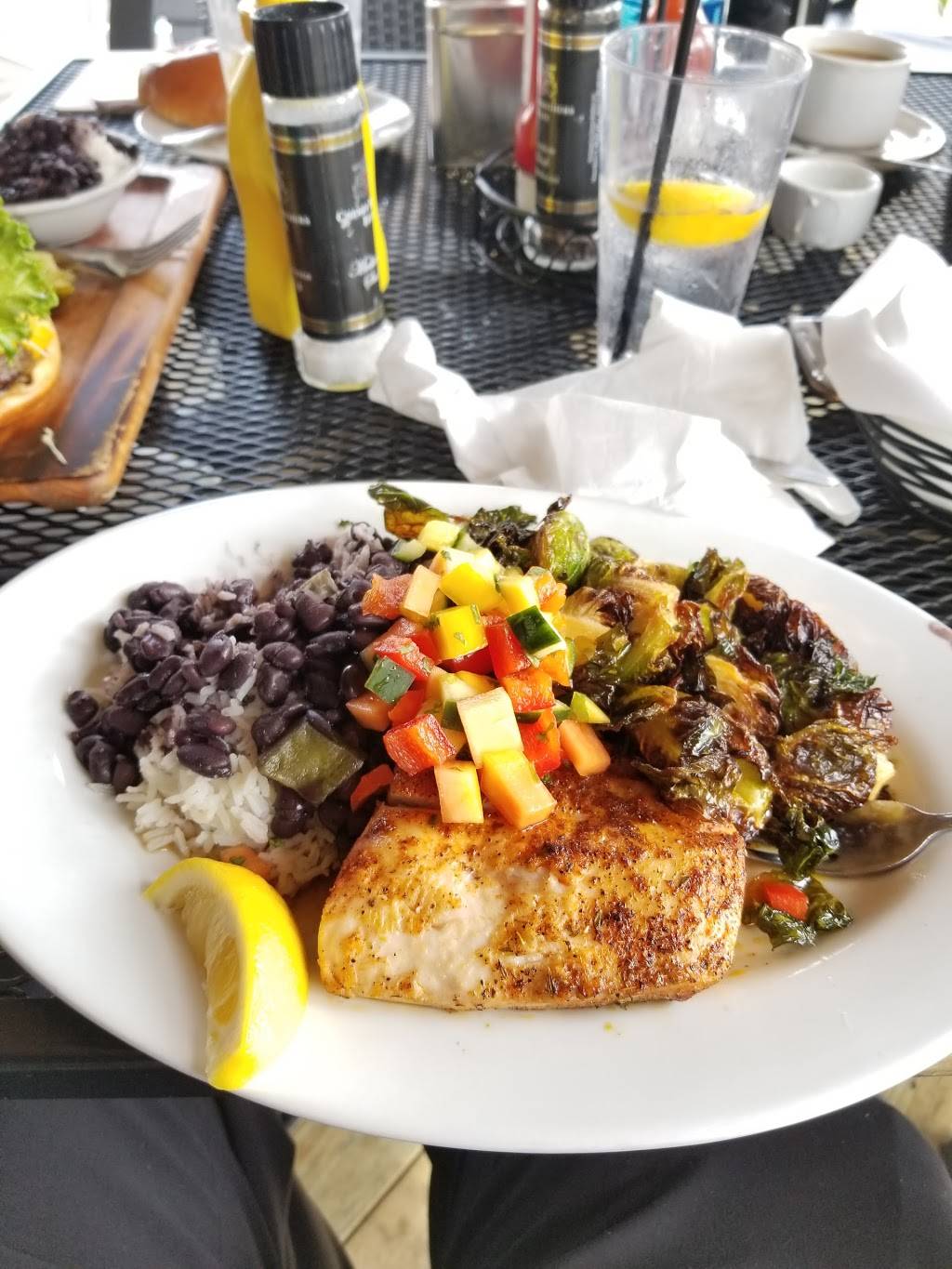 E.R. Bradleys Saloon | restaurant | 104 N Clematis St, West Palm Beach, FL 33401, USA | 5618333520 OR +1 561-833-3520