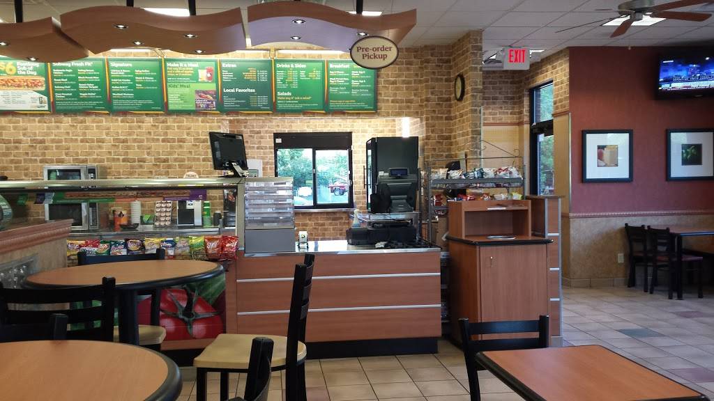 Subway | restaurant | 601 Lakeshore Dr, Weyauwega, WI 54983, USA | 9208672488 OR +1 920-867-2488