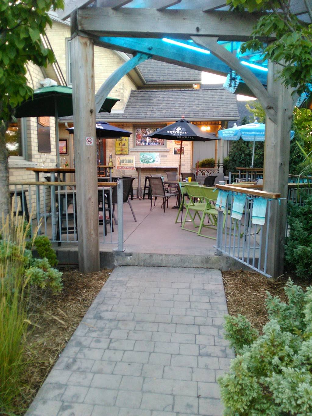 Queens Bush Pub | restaurant | 451 10th St, Hanover, ON N4N 1P7, Canada | 5193646666 OR +1 519-364-6666