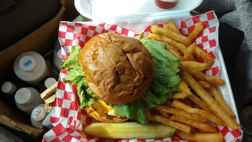 Edge of Town Bar & Grille | restaurant | 10490 W Cheyenne Ave, Las Vegas, NV 89129, USA | 7024633343 OR +1 702-463-3343