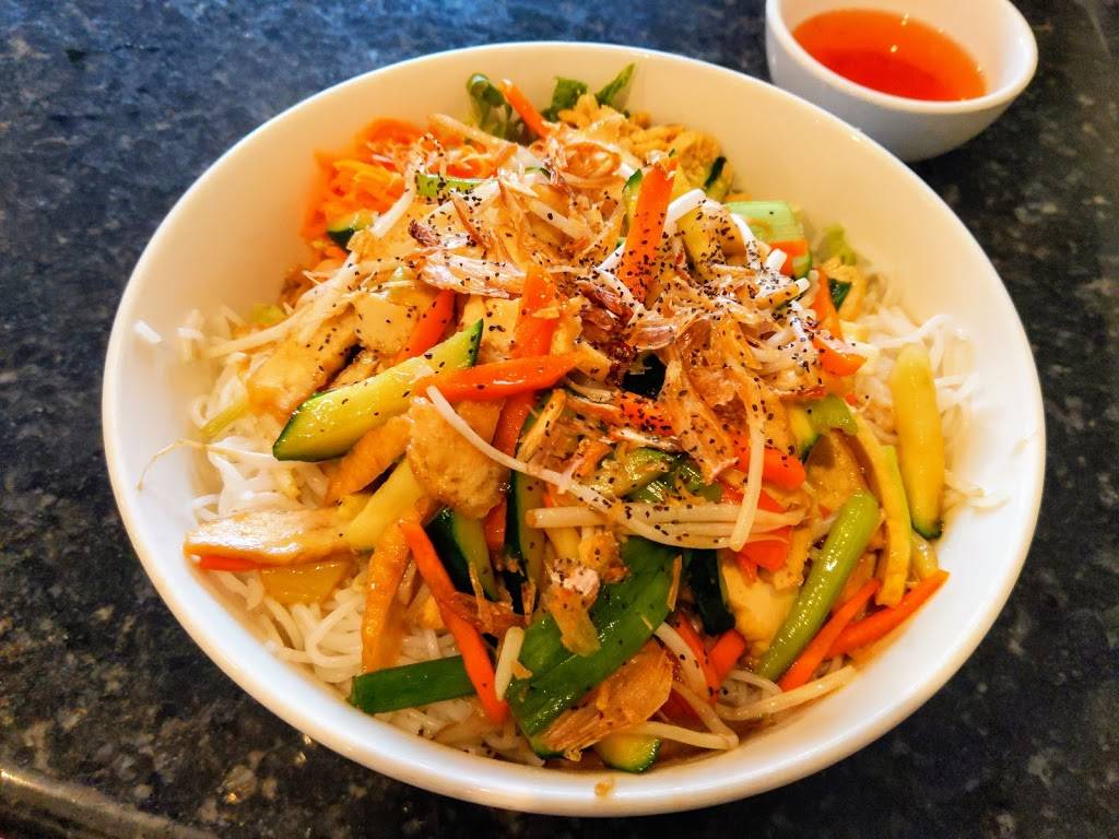 Pho Lee | restaurant | 6860 S Clinton St, Greenwood Village, CO 80112, USA | 3037907107 OR +1 303-790-7107