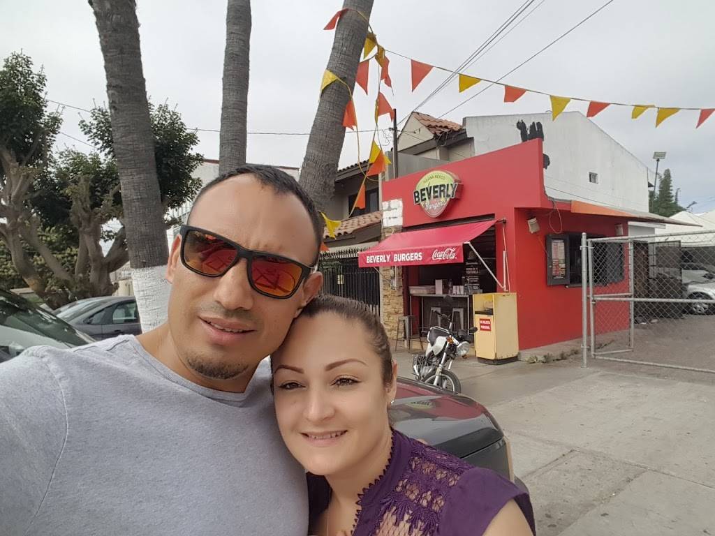 Beverly Burgers | restaurant | Paseo Ensenada 2168, Playas, Dorada, 22500 Tijuana, B.C., Mexico | 016643795031 OR +52 664 379 5031