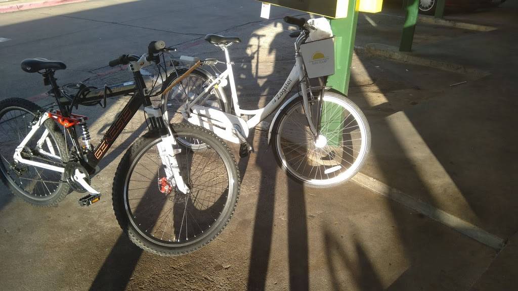 Sonic Drive-In | restaurant | 1201 S Bowen Rd, Arlington, TX 76013, USA | 8174603731 OR +1 817-460-3731