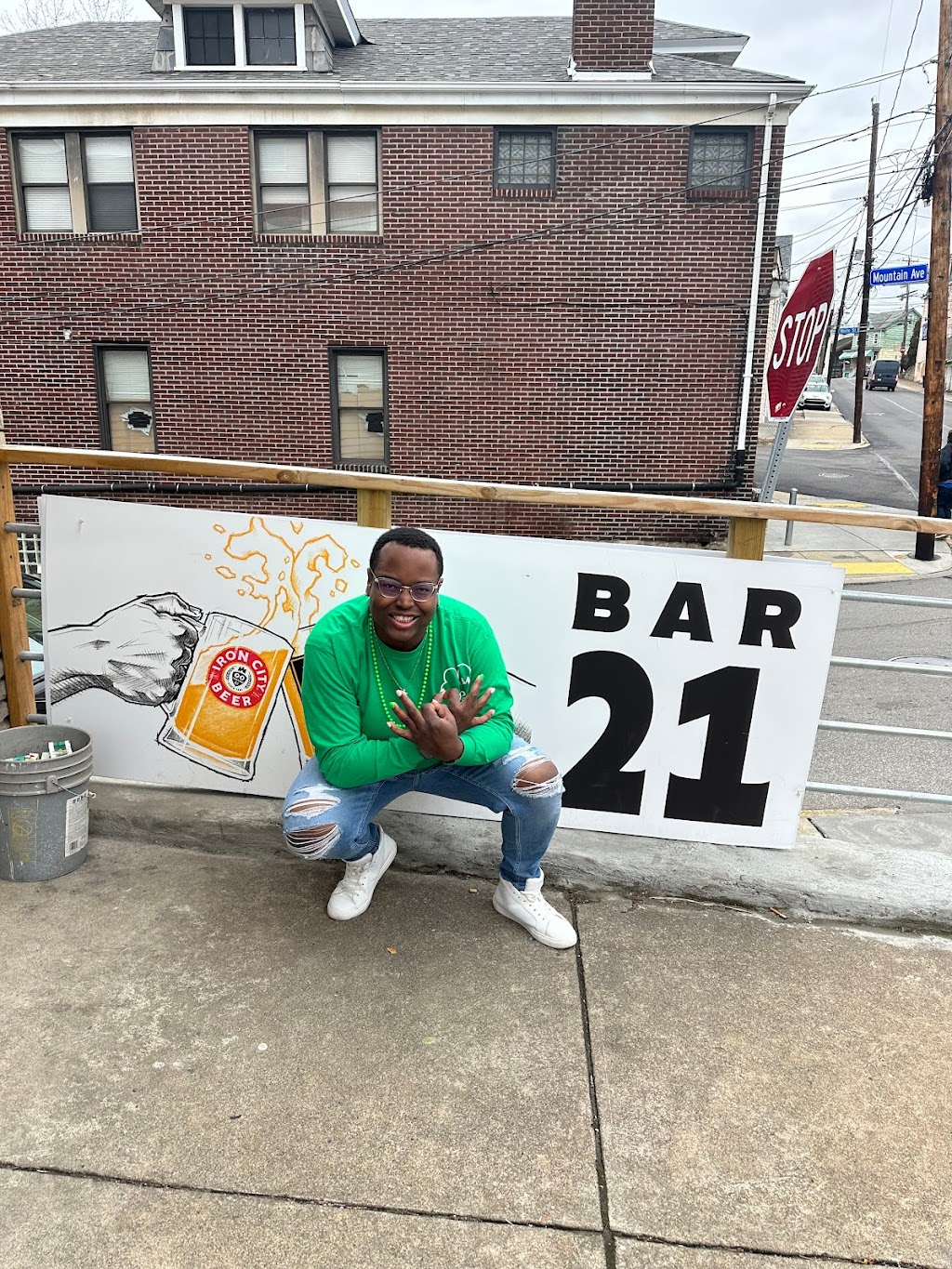 BAR 21 | restaurant | 2100 Spring St, Pittsburgh, PA 15210, USA | 4125865221 OR +1 412-586-5221