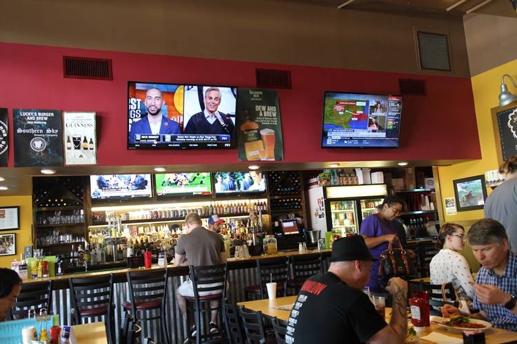 Luckys Burger & Brew Emory Village | restaurant | 1569 N Decatur Rd, Atlanta, GA 30307, USA | 4043434506 OR +1 404-343-4506