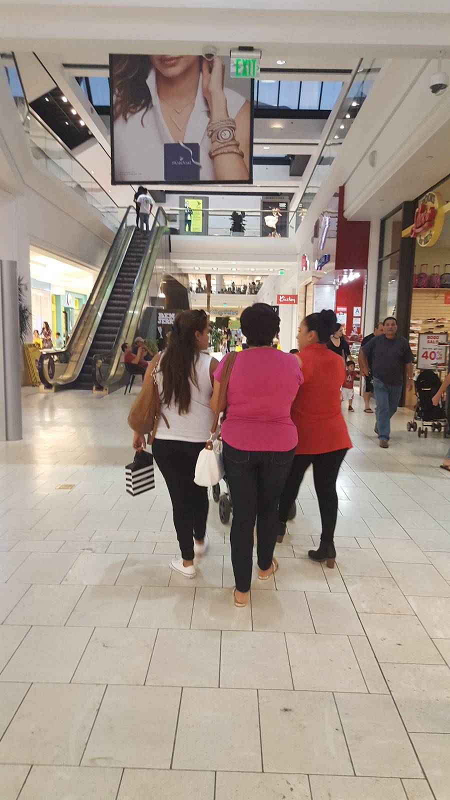 Westfield Fashion Square | shopping mall | 14006 Riverside Dr, Sherman Oaks, CA 91423, USA | 8187830550 OR +1 818-783-0550