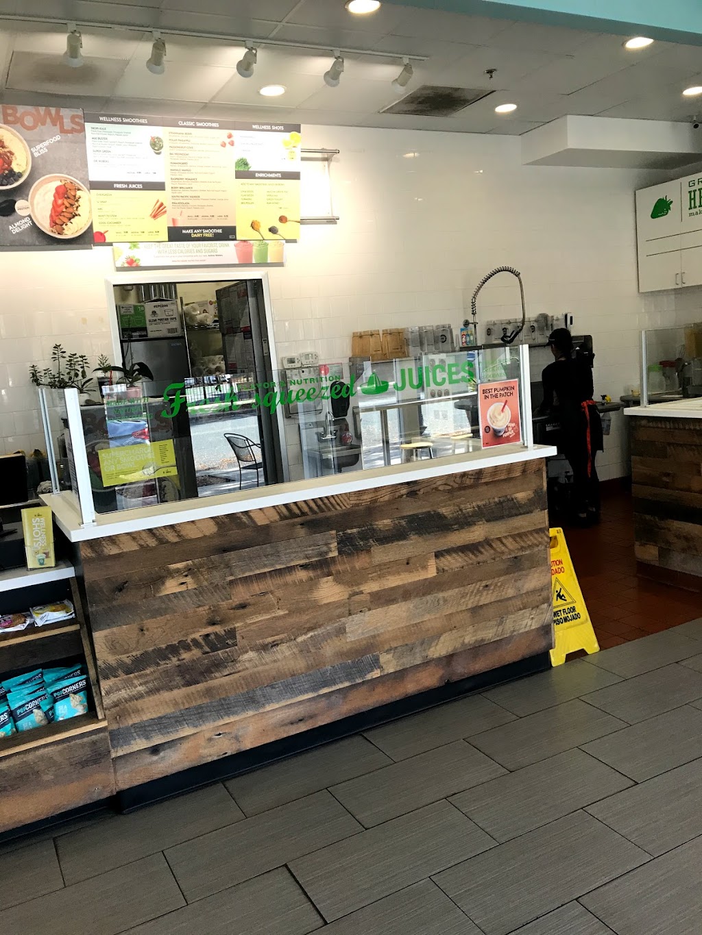 Robeks Fresh Juices & Smoothies | restaurant | 21012 Southbank St, Cascades Pkwy, Sterling, VA 20165, USA | 7034440920 OR +1 703-444-0920