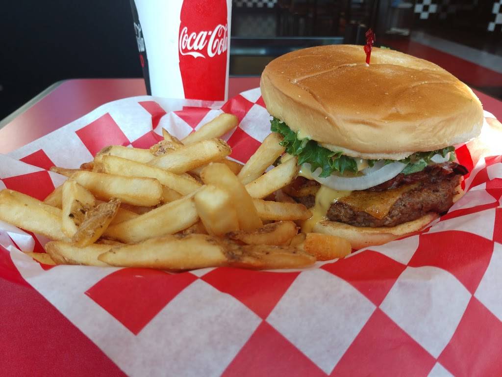 Teddys Bigger Burgers | restaurant | 324 E Washington St, Iowa City, IA 52240, USA | 3193546888 OR +1 319-354-6888