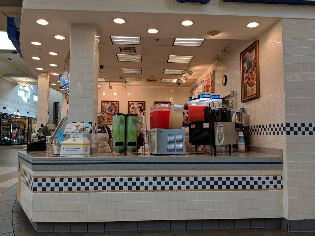 Auntie Annes | restaurant | 5600 Harvey St Suite 2094, Muskegon, MI 49444, USA | 2317988001 OR +1 231-798-8001