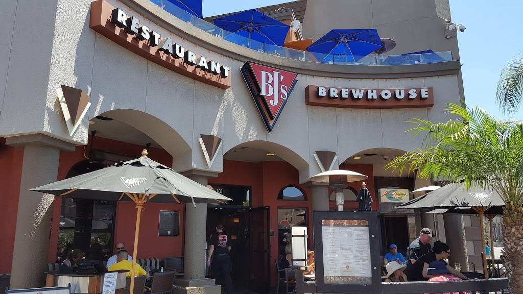 BJs Restaurant & Brewhouse | restaurant | 200 Main St, Huntington Beach, CA 92648, USA | 7143742224 OR +1 714-374-2224
