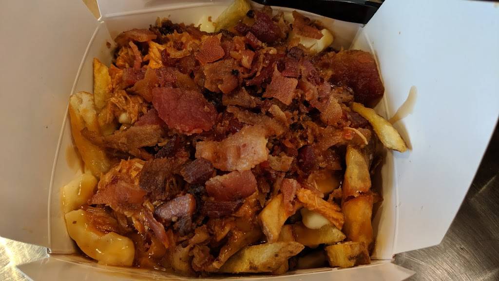 Smokes Poutinerie | restaurant | 116 Atlantic Ave, Toronto, ON M6K 1X9, Canada | 6477482873 OR +1 647-748-2873