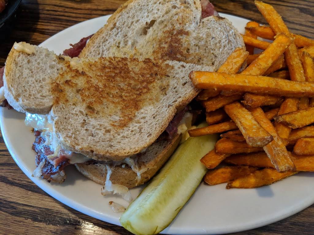 Pat Murnanes Irish Pub | restaurant | 2101 S Main St, Wake Forest, NC 27587, USA | 9195625570 OR +1 919-562-5570