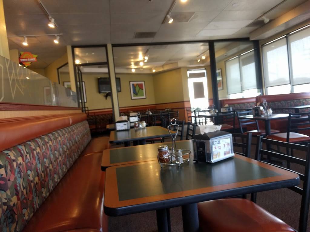 Round Table Pizza | meal delivery | 23254 Lyons Ave, Newhall, CA 91321, USA | 6612221199 OR +1 661-222-1199